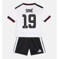 Stroje piłkarskie Niemcy Leroy Sane #19 Koszulka Podstawowej dla dzieci MŚ 2026 Krótki Rękaw (+ szorty)